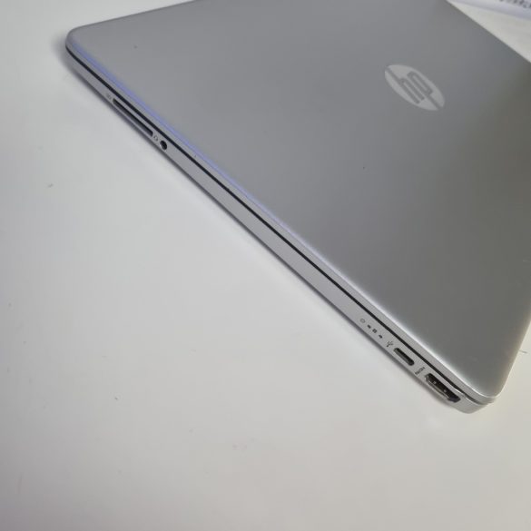 HP Laptop 15s 15,6" (I5-1035G4, 8GB RAM, 256GB SSD, Win11)